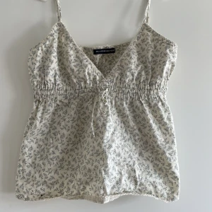 Brandy Melville topp - En super fin topp ifrån Brandy Melville som tyvärr inte kommer till användning längre. I fint skick, passar storlek XS-S! 💕