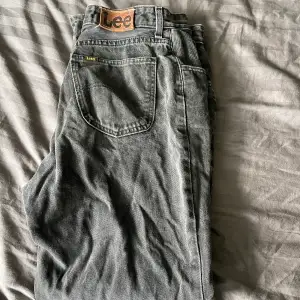 Säljer dessa sjuka jeans med en magisk karaktär. För endast 279kr är de dina. Jeansen har lite små skråmor men inget man tänker på eftersom de bär fram en unik stil.