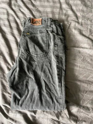 Vintage Lee jeans - Säljer dessa sjuka jeans med en magisk karaktär. För endast 279kr är de dina. Jeansen har lite små skråmor men inget man tänker på eftersom de bär fram en unik stil.