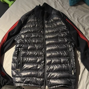 Moncler cardigan  - Storlek L Sitter mer som M. Inga hål eller rälig lukt. Priset går såklart att förhandla. Kvitto finns tyvärr inte