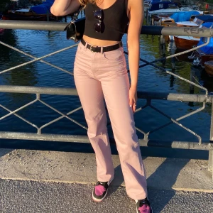 Ljuslila jeans - Supersöta lila jeans som dessvärre blivit försmå för mig. Sparsamt använda🌸 