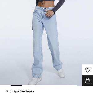 Knappt använda Stradivarius jeans! Supersnygga! Köpta från zalando. Hör av er för egna bilder eller andra funderingar! 