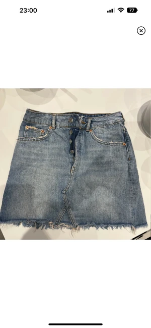 Jeanskjol gina tricot - Säljer denna jeanskjolen från gina tricot❤️ endast använd en gång