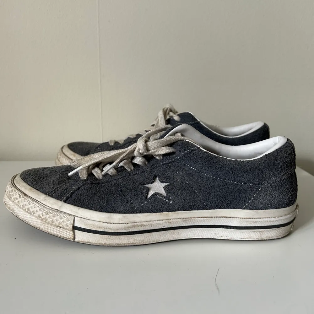 Säljer mina blåa Converse One Star i storlek 41. Dem är i mycket bra skick endast lite smutsiga. . Skor.