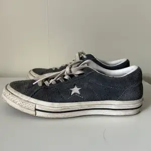 Säljer mina blåa Converse One Star i storlek 41. Dem är i mycket bra skick endast lite smutsiga. 