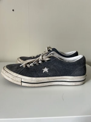 Converse One Star - Säljer mina blåa Converse One Star i storlek 41. Dem är i mycket bra skick endast lite smutsiga. 