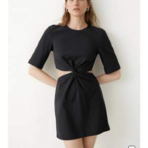 säljer denna klänning från &other stories köpt förra året- nypris:- 800kr Andvänt endast två gånger, buda gärna i kommentarerna❣️
