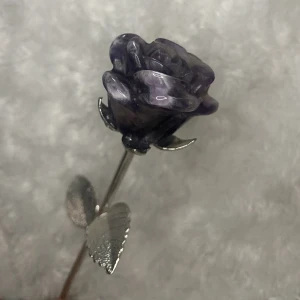 Dream Amethyst Rose🌹 - Drömametist tros ha kraftfulla andliga och helande egenskaper. Det är känt för att hjälpa till med meditation, andlig tillväxt och psykisk utveckling. Kristallen tros också hjälpa mot ångest, stress och sömnlöshet✨🌱
