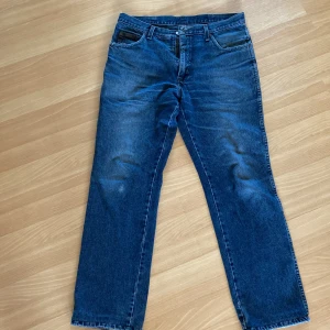 Wrangler jeans  - Bra skick förutom hålet. Modell Texas.