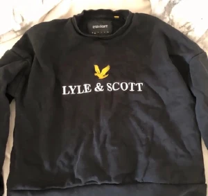 Lyle scott tröja  - Nästan helt oanvänd lyle scott tröja. Storlek s på men funkar även som xs 