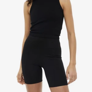 Träningsshorts - Träningsshorts med ficka på benet i storlek small🦋 hör av er vid minsta intresse eller funderingar 🫶