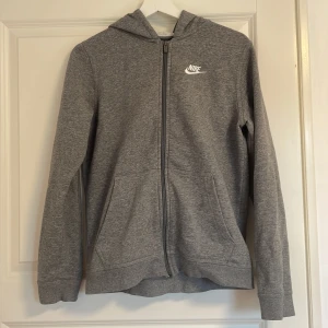 Nike hoodie  - Superskön Nike hoodie. Har blivit använd ett bara fåtal gånger. Säljer för att den inte har kommit till användning⭐️ 
