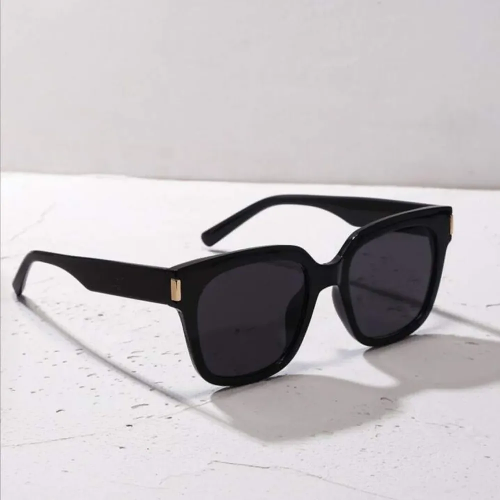 Helt nya, Trendiga Black Shades Solglasögon. Passar perfekt till sommarn!. Accessoarer.