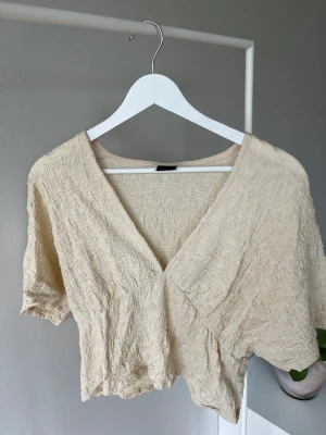 Beach set - Ett perfekt det för stranden. Tröjan är L och shortsen M. Litet i storleken.