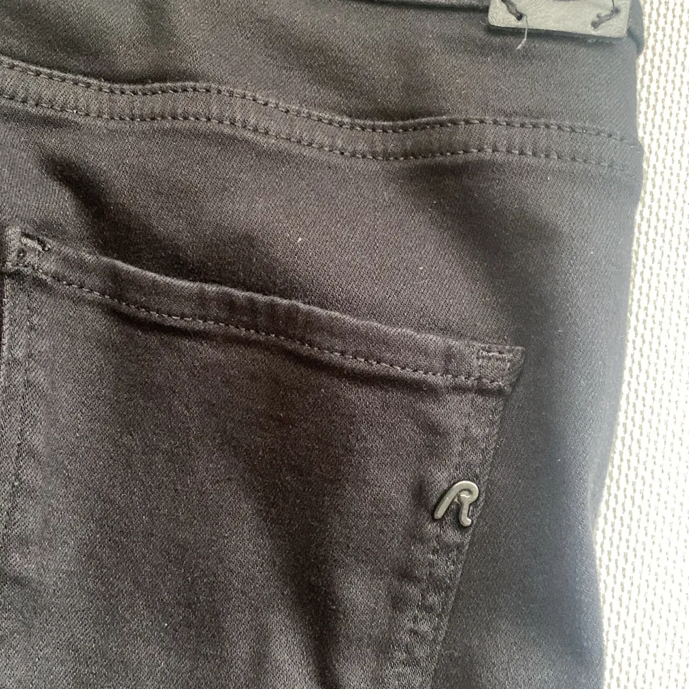 Svarta jeans från Replay. Helt svarta, svårt att få till färgen på bild. Aldrig använda. . Jeans & Byxor.