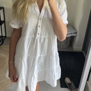 linne klänning - supersöt linneklänning från Zara, perfekt som strandklänning men oxå fint o ha en tröja över🤗 