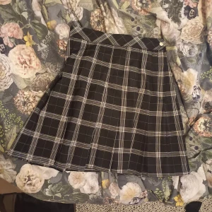 Minikjol - Fin minikjol från H&M i bra skick. Säljer den då den inte längre kommer till användning.