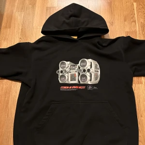 Dime hoodie  - Ett litet hål på sidan av midjan annars bra skick