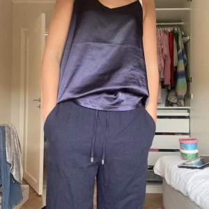 Marinblå linnebyxor  - Ett par super snygga marinblå linnebyxor från zara, köpta förra sommaren. I väldigt bra skick.