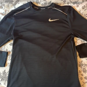 Svart sporttröja  - Säljer denna svarta Nike tröja då den är lite kort i armarna för mig. Använd fåtal gånger. 
