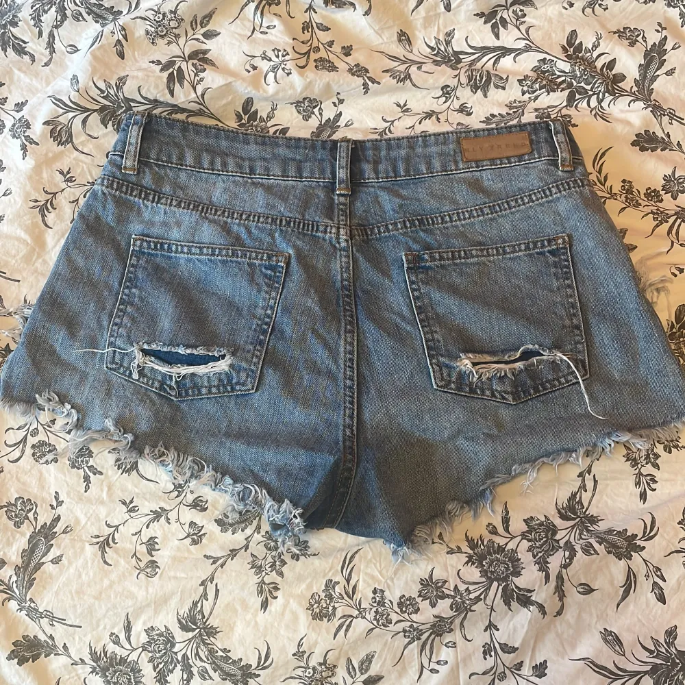 Säljer dessa jeansshorts som inte kommer till användning längre, de är väl använda men ändå i bra skick! . Shorts.