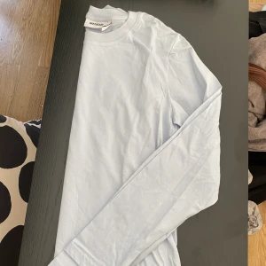 Ny ljusblå tröja WEEKDAY - Jätte fin ny ljusblå tröja från WEEKDAY! Säljes pga flytt först till kvarn 💓💓