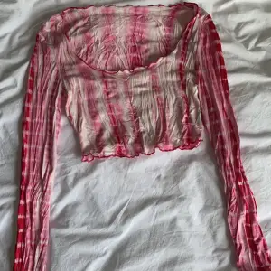 Långärmad rosa tie dye topp i skönt material 