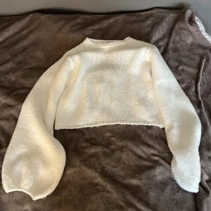 Stickad tröja  - Säljer denna mysiga tröjan från NA-KD. Använt fåtal gånger. Storlek S 💕