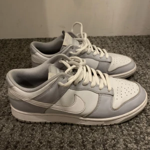Nike dunk tone grey 42,5 - Storlek 42,5Sparsamt använda , lite creasing på båda skorna. Köpta från restocks. Fråga om du undrar något eller vill få fler bilder. Låda ingår.