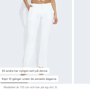 Vita kostym/linne byxor - Jätte fina vita kostym/linne byxor från bik bok. Storlek 34. Fake fickor där bak, riktiga fram. Öppning längst ner vid foten. Sitter jätte fint, och otroligt skönt material. Endast testade