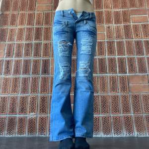 Ripped y2k bootcut jeans med lappen kvar 💕 Märkta storlek W29, uppskattas till W27. 76,5  cm runt midjan, 81 cm innerbenslängd. 🍀Jag är 176 cm och har W29 i jeansstorlek , dom är för små för mig 💛Endast frakt ✨Använd gärna köp nu<3