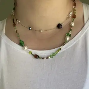 Här är en bild på Treehouse necklace och hur den sitter på💚 Beställning sker gärna i annonsen innan😊