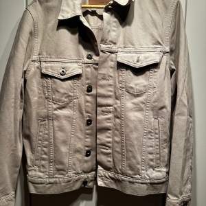 Jacka i jeans material från Mango Man, ljusbeige färg Storlek M  Hel och fräsch jacka, bara legat och skräpat i garderoben 
