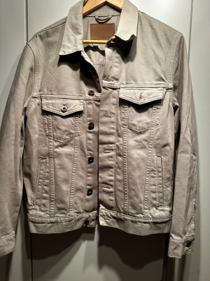 Jeansjacka  - Jacka i jeans material från Mango Man, ljusbeige färg Storlek M  Hel och fräsch jacka, bara legat och skräpat i garderoben 