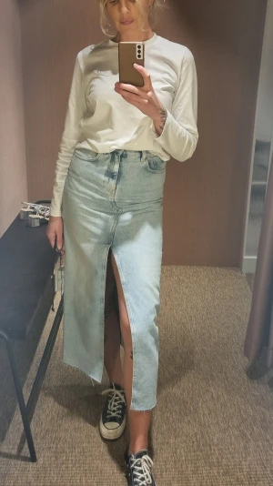 Lång denimkjol - Kjol från & Other stories. Använd 2 gånger. Ordinarie pris 800. Nytt pris 450 kr. Storlek 36.