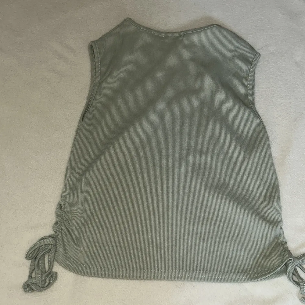 Säljer detta gröna linne från Boohoo. Fint skick och använd fåtal gånger. 💘. T-shirts.