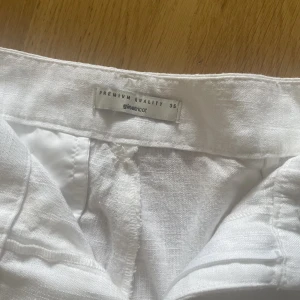 Linnebyxor - Ett par jättefina linnebyxor från ginatricot, lite bootcut.  Kommer inte till användning av mig.