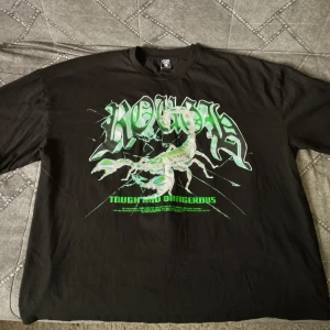 T-shirt - En häftig printad t-shirt. Oversize. Bekväm och sitter bra på kroppen. 100% cotton och lite använd.