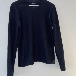 Replay tröja  - Säljer min Replay tröja som jag köpte för 2 månader sen. Råkade minska den i tvätten så nu passar tröjan M och S. Säljer dem för 300 men pris kan diskuteras. Tveka inte att höra av dig vid minsta lilla!