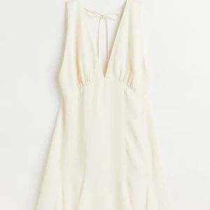 Klänning satin - Helt oanvänd, storlek M passar en S med. Köpt för 399kr