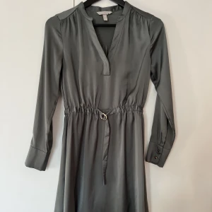 Klänning - Fint silkes material.  Blir inte elektrisk mot kroppen!