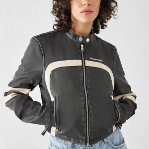 Bikerjacka i PU läder - Läderjacka från Urban Outfitters (iets frans)  Perfekt skick!