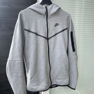 Nike tech fleece - En liten fläck på byxan, annars toppen skick