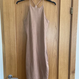 Två klänningar - •helt oanvända •strl xs