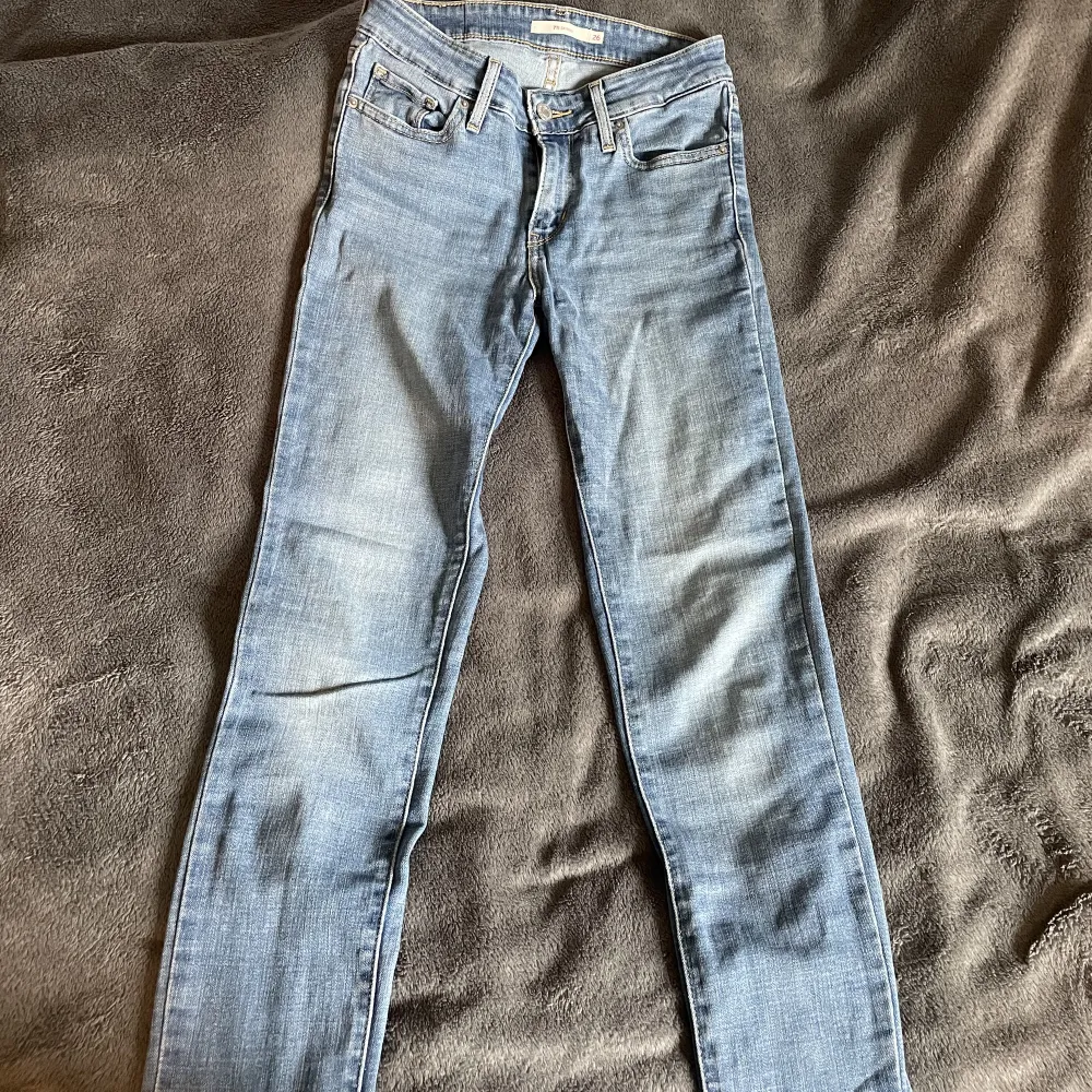 Blå lågmidjade Levis jeans i väldigt bra skick! Är i storlek 26, säljes för att dom är för små för mej🫶🏼. Jeans & Byxor.