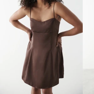 Brun satinklänning - Köpt på gina tricot för 399kr. Aldrig använd. Pris går att diskuteras! Skicka privat för fler bilder! 😊