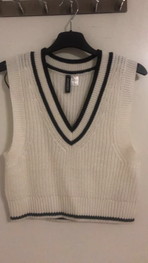 Vit stickad väst - En vit stickad väst som jag har andvänt fåtal gånger men ändå som gott skick! 💕