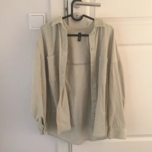 Skjorta - Ljus grön skjorta från H&M, storlek S