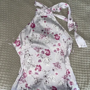 Topp - Fin halterneck topp, med knyte i nacken💕