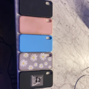 Mobilskal - Skal till Iphone XS eller X. 50:- för alla. 4st av skalen är nästan oanvända utom det blommiga.